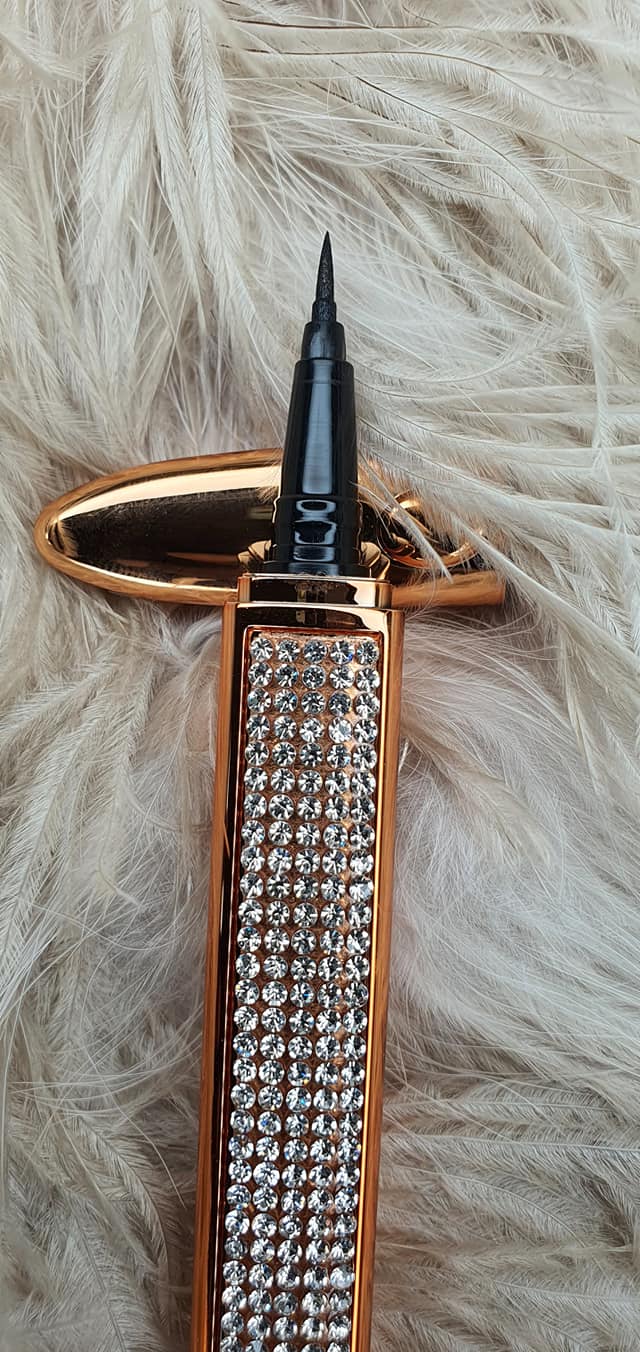MAGNETIC LIQUID EYELINER